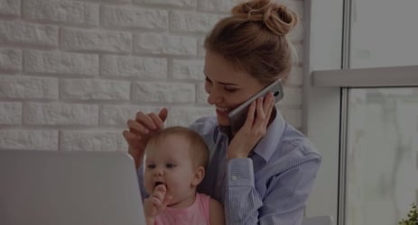 madre-con-bebe-atendiendo-telefono