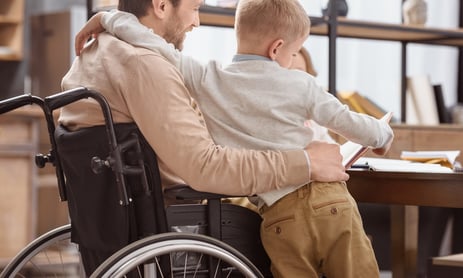 padre-con-hijo-silla-de-ruedas